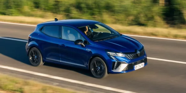 Vista lateral frontal aérea de un Renault Clio 2024