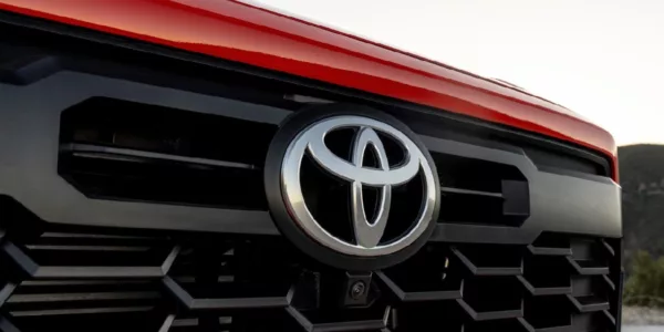 Parrilla de un Toyota Tacoma.