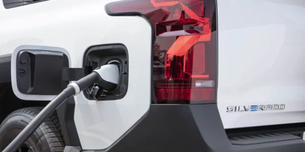 Detalle de un Chevrolet Silverado EV cargándose