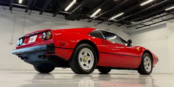 El Ferrari que popularizó la serie Magnum se abona a ser subastado