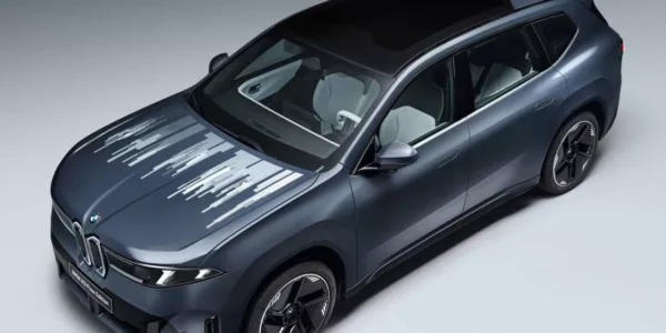 BMW presenta un iX3 que ha convertido su capó en una pantalla digital