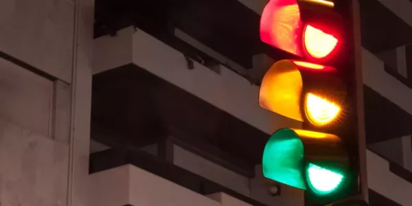 Las luces de los semáforos cambiarán a partir del 1 de octubre