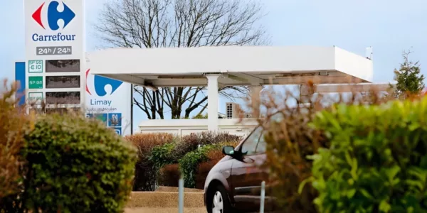 Carrefour restringe el acceso de los coches eléctricos en sus aparcamientos